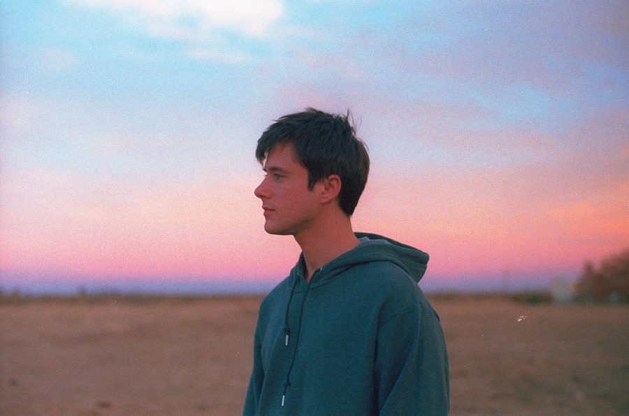 Alec Benjamin presenta "Shadow Of Mine" y anuncia su nuevo álbum "(Un